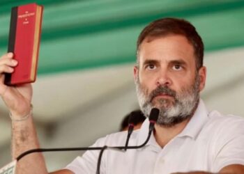 जनसंपर्क के दौरान कैंडिडेट साथ रखें संविधान की प्रति, बीच चुनाव राहुल गांधी का नया दांव क्यों?