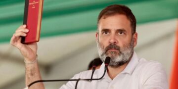 जनसंपर्क के दौरान कैंडिडेट साथ रखें संविधान की प्रति, बीच चुनाव राहुल गांधी का नया दांव क्यों?