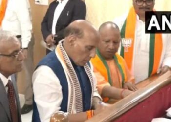 राजनाथ सिंह ने लखनऊ से किया नामांकन, अमेठी में समृति का पर्चा दाखिला