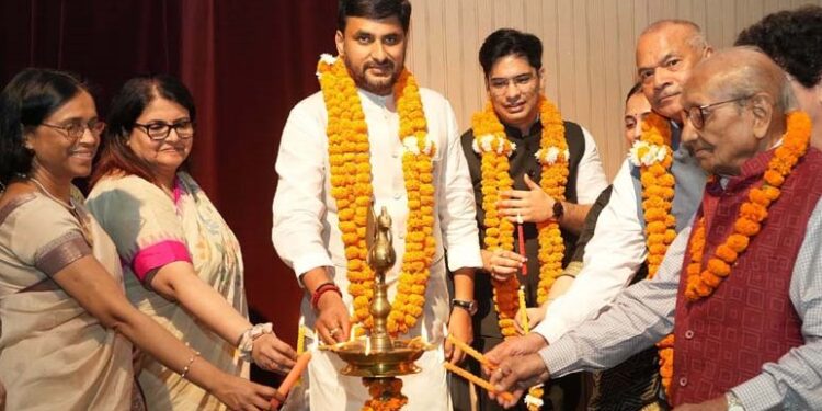 सी.एम.एस. शिक्षकों का हुआ भव्य सम्मान ,शिक्षकों ने निकाला ‘चरित्र निर्माण मार्च’