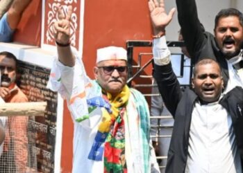 पीएम मोदी के खिलाफ वाराणसी से अजय राय का नामांकन, साइकिल से किया रोड शो