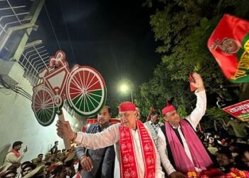 अखिलेश यादव ने शहर में किया रोड शो, सड़कों पर उमड़े सपा और कांग्रेस के समर्थक