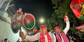 अखिलेश यादव ने शहर में किया रोड शो, सड़कों पर उमड़े सपा और कांग्रेस के समर्थक