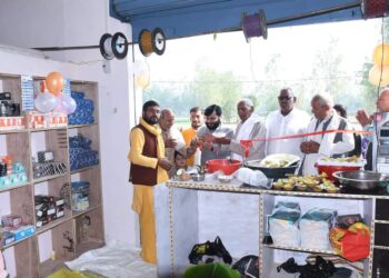 श्री आरुष इलेक्ट्रॉनिक प्रतिष्ठान का लोकार्पण कर शुभकामनाएं एवं बधाई दी , डा.अमित सिंह चौहान ,विधायक बीकापुर अयोध्या