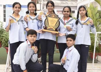 राष्ट्रीय समूह गान प्रतियोगिता का प्रथम पुरस्कार सी.एम.एस. छात्र टीम को