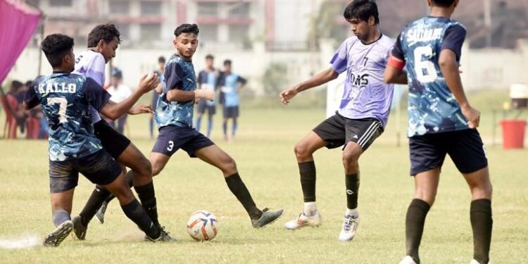 डा. जगदीश गाँधी मेमोरियल फुटबाल टूर्नामेन्ट के फाइनल मेंलामार्टिनियर कालेज एवं ए आर जयपुरिया स्कूल आमने-सामने