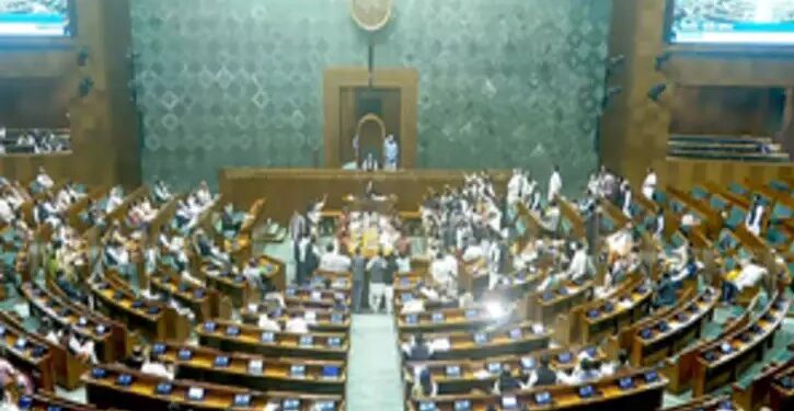 भाजपा और कांग्रेस ने लोकसभा सांसदों को तीन लाइन का व्हिप जारी किया