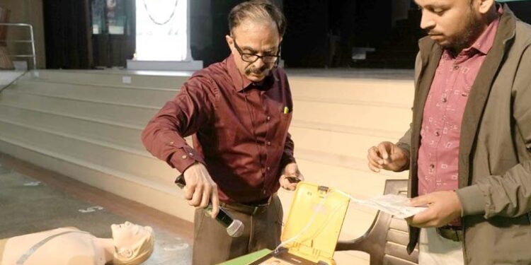 एईडी मशीन हृदयाघात के मरीजों के लिए रामबाण है: डा. आदित्य कपूर