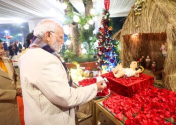 PM मोदी ने कुरियन के आवास पर सेलिब्रेट किया क्रिसमस, ईसाई समुदाय के लोगों से भी मिले
