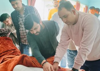 लोकप्रिय विधायक बीकापुर डॉ अमित सिंह चौहान चोटिल वीरेंद्र मिश्र जी को देखने पहुंचे