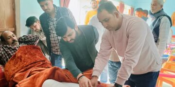 लोकप्रिय विधायक बीकापुर डॉ अमित सिंह चौहान चोटिल वीरेंद्र मिश्र जी को देखने पहुंचे