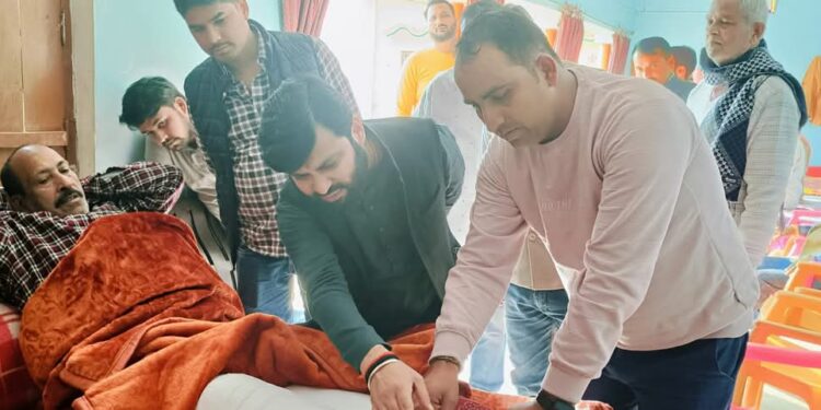 लोकप्रिय विधायक बीकापुर डॉ अमित सिंह चौहान चोटिल वीरेंद्र मिश्र जी को देखने पहुंचे