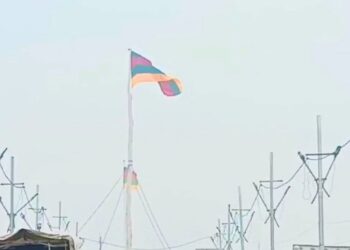 कहीं भगवा, तो कहीं लाल-सफेद… 13 अखाड़ों की धर्म ध्वजा क्यों है अलग-अलग?