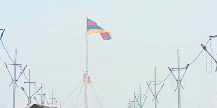 कहीं भगवा, तो कहीं लाल-सफेद… 13 अखाड़ों की धर्म ध्वजा क्यों है अलग-अलग?