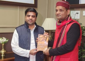 लोहिया की साझा वैचारिक विरासत पर लिखी पुस्तक का वितरण