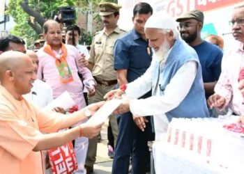 सीएम योगी ने गोरखपुर में शुरू किया GST जागरूकता अभियान, व्यापारियों को दिए स्टीकर और गुलाब के फूल