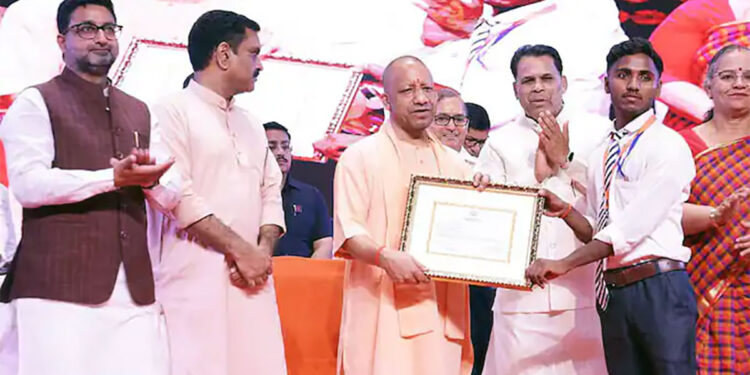 लखनऊ से योगी आदित्यनाथ का ऐलान, ₹89.96 करोड़ ट्रांसफर कर 3.96 लाख छात्रों को दी राहत