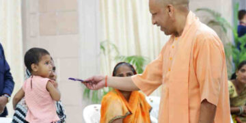 UP News, जनता दर्शन में बुजुर्ग मां की व्यथा सुन भावुक हुए सीएम योगी, कैंसर पीड़ित बेटे के इलाज का दिया आदेश