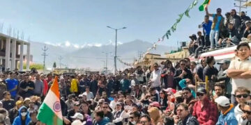 लेह में हिंसक प्रदर्शन, चार मौतें, 70 घायल – लद्दाखियों की क्या है असली नाराज़गी?