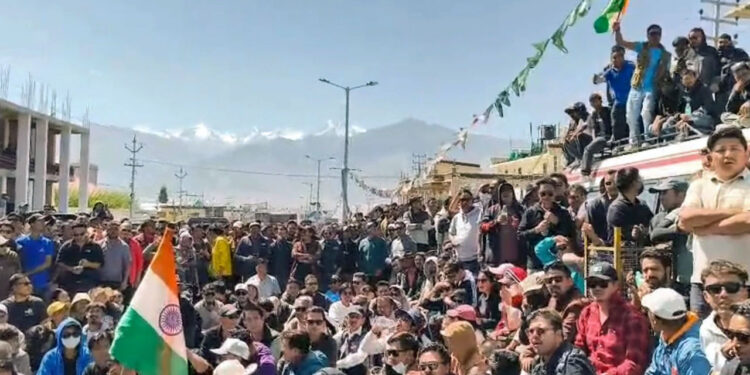 लेह में हिंसक प्रदर्शन, चार मौतें, 70 घायल – लद्दाखियों की क्या है असली नाराज़गी?