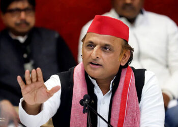 नोएडा में विवादित पोस्टर पर बवाल, सपा कार्यकर्ताओं का थाने के बाहर हंगामा