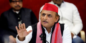 नोएडा में विवादित पोस्टर पर बवाल, सपा कार्यकर्ताओं का थाने के बाहर हंगामा