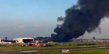 ढाका एयरपोर्ट पर भीषण आग का कहर, कार्गो टर्मिनल जलकर खाक, उड़ानें रोकी गईं और अफरातफरी मच गई