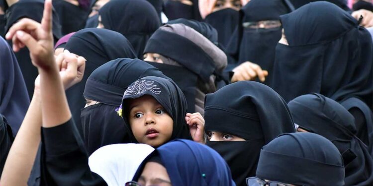 केरल हिजाब विवाद: हम करेंगे तहे दिल से स्वागत — प्रिंसिपल का बयान, पर छात्रा के माता-पिता बोले- बेटी तनाव में है