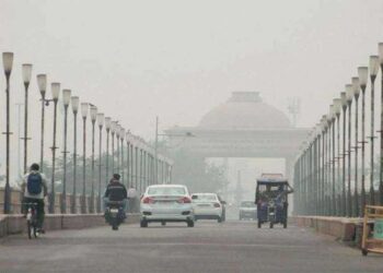 UP Pollution Alert, गाजियाबाद में AQI 582 पार, लखनऊ-वाराणसी में भी खतरनाक श्रेणी की हवा, सांस लेना हुआ मुश्किल