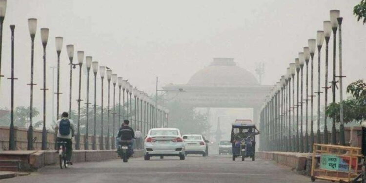 UP Pollution Alert, गाजियाबाद में AQI 582 पार, लखनऊ-वाराणसी में भी खतरनाक श्रेणी की हवा, सांस लेना हुआ मुश्किल