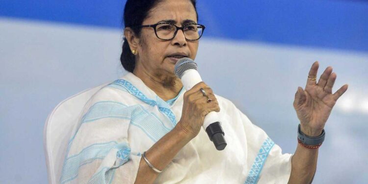 ममता बनर्जी का केंद्र पर निशाना, ये शांति के हित में नहीं, PM मोदी को लिखी चिट्ठी में वार्ताकार की नियुक्ति रद्द करने की मांग