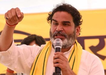 बिहार चुनाव से पहले प्रशांत किशोर पर दो वोटर आईडी कार्ड का विवाद, चुनाव आयोग ने मांगी रिपोर्ट