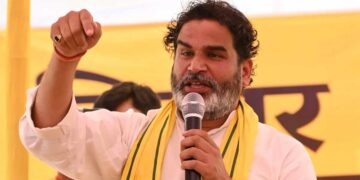 बिहार चुनाव से पहले प्रशांत किशोर पर दो वोटर आईडी कार्ड का विवाद, चुनाव आयोग ने मांगी रिपोर्ट