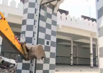 संभल में तालाब किनारे बनी अवैध मस्जिद पर चला बुलडोजर, भारी पुलिस बल तैनात