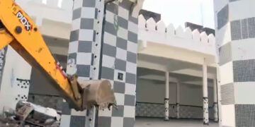 संभल में तालाब किनारे बनी अवैध मस्जिद पर चला बुलडोजर, भारी पुलिस बल तैनात