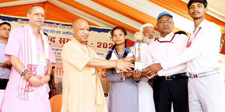 CM योगी से सम्मान पाकर खिले खिलाड़ियों के चेहरे, बेटियों ने कहा अब देश के लिए जीतेंगे मेडल