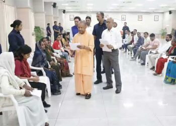 दीपावली के बाद CM योगी का जनता दर्शन, बोले- जनसेवा ही सरकार की प्राथमिकता, अधिकारियों को दिए सख्त निर्देश