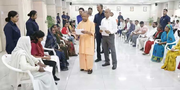 दीपावली के बाद CM योगी का जनता दर्शन, बोले- जनसेवा ही सरकार की प्राथमिकता, अधिकारियों को दिए सख्त निर्देश