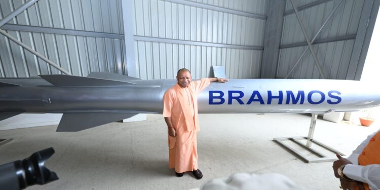 लखनऊ से रवाना होगी ब्रह्मोस मिसाइल की पहली खेप, रक्षा मंत्री राजनाथ सिंह और CM योगी दिखाएंगे हरी झंडी