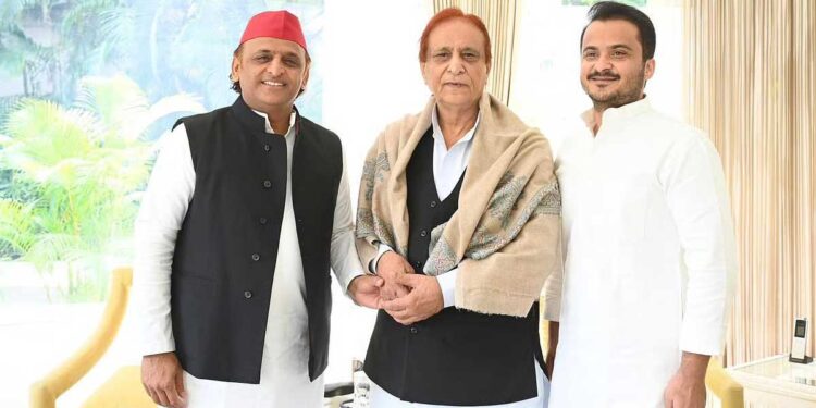 सियासी बर्फ पिघली, गिले-शिकवे दूर कर बेटे अब्दुल्लाह की फिक्र में अखिलेश के दरबार पहुंचे आजम खान