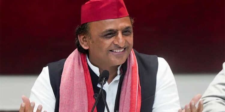 यूपी में 'वंदे मातरम' अनिवार्य, CM योगी के फैसले पर अखिलेश यादव का तीखा पलटवार, बोले- जबरदस्ती मुंह में लड्डू डाल दूं?