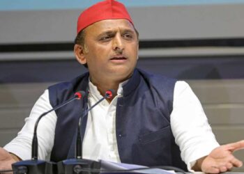 SIR के बहाने वोट डालने का अधिकार छीन रही है बीजेपी, अखिलेश यादव ने सरकार पर लगाए गंभीर आरोप, BLO की मौत पर दिया ₹2 लाख का चेक