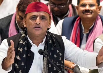 VVPAT पर्चियां कूड़े में मिलने पर भड़के अखिलेश यादव, बोले- BJP लोकतंत्र नहीं, लूटतंत्र में भरोसा करती है