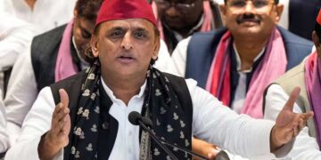 VVPAT पर्चियां कूड़े में मिलने पर भड़के अखिलेश यादव, बोले- BJP लोकतंत्र नहीं, लूटतंत्र में भरोसा करती है