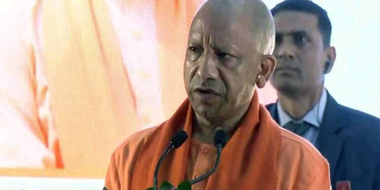 लखनऊ में 'दिव्य गीता प्रेरणा उत्सव', CM योगी बोले- भारत ने 'जियो और जीने दो' की प्रेरणा दी, RSS की सेवा भावना को सराहा