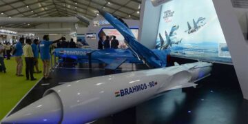दुबई एयर शो में झलकी भारतीय वायुसेना की प्रचंड ताकत, पाकिस्तान को सबक सिखाने वाली ब्रह्मोस मिसाइल का दिखा जलवा