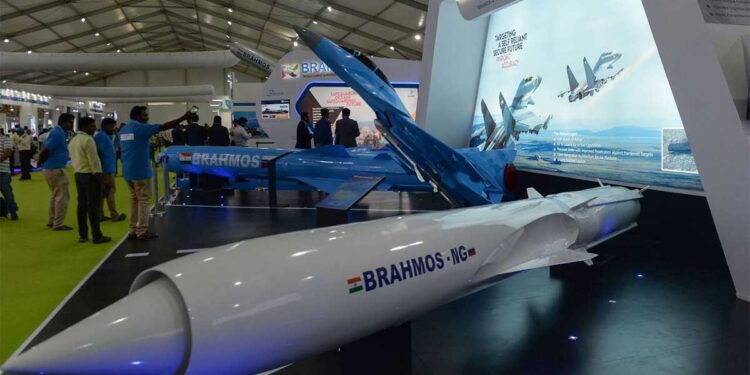 दुबई एयर शो में झलकी भारतीय वायुसेना की प्रचंड ताकत, पाकिस्तान को सबक सिखाने वाली ब्रह्मोस मिसाइल का दिखा जलवा