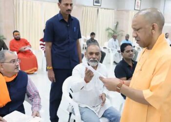 किसी गरीब का इलाज धन के अभाव में नहीं रुकेगा, जनता दर्शन में CM योगी का सख्त निर्देश