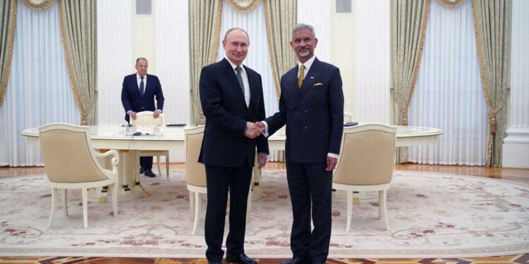 SCO समिट के लिए मॉस्को पहुंचे एस जयशंकर, राष्ट्रपति पुतिन से हुई मुलाकात, आगामी भारत यात्रा और वैश्विक मुद्दों पर हुई बात