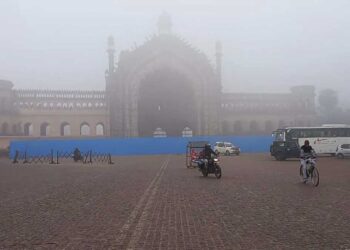 नवंबर की ठंड ने बढ़ाई सिहरन, यूपी में सुबह-शाम कोहरा, हवा में जहर बरकरार, AQI अब भी खतरनाक स्तर पर